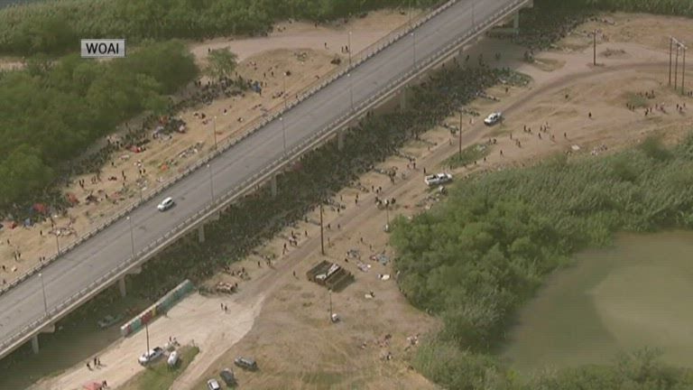 migrants under bridge1.jpg